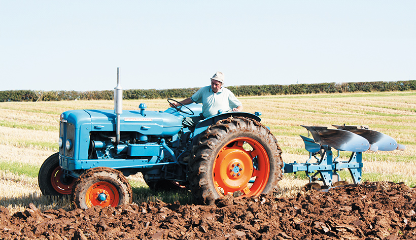 мототрактор на ферме