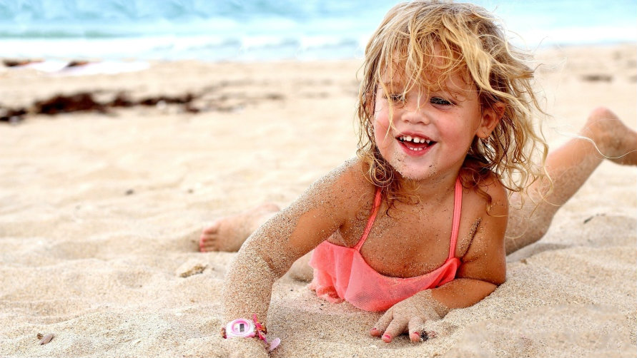 девочка в купальнике на пляже 