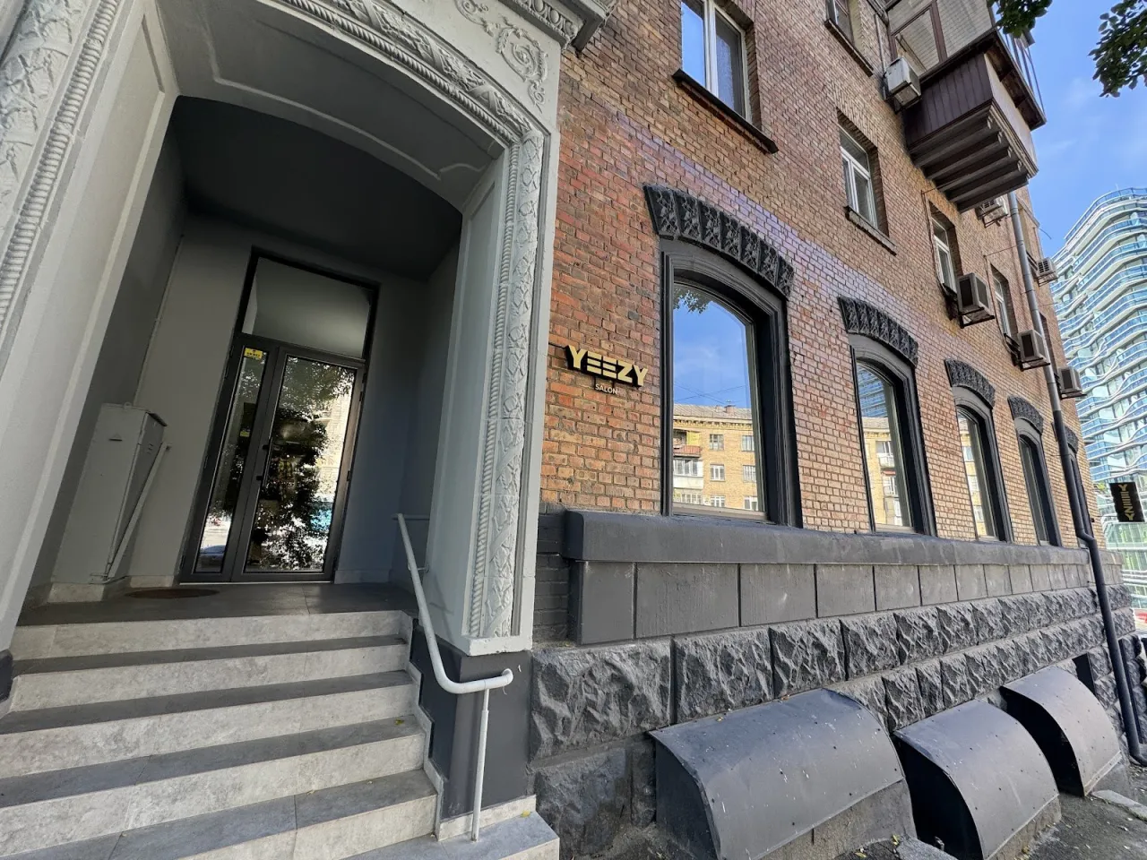 YEEZY SALON Київ