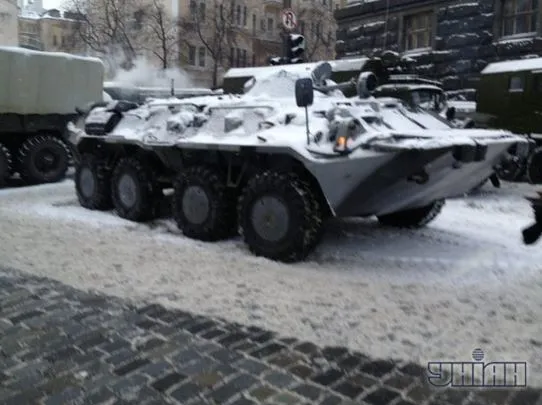 У Києві під Кабмін стягнули військову техніку — фото 1