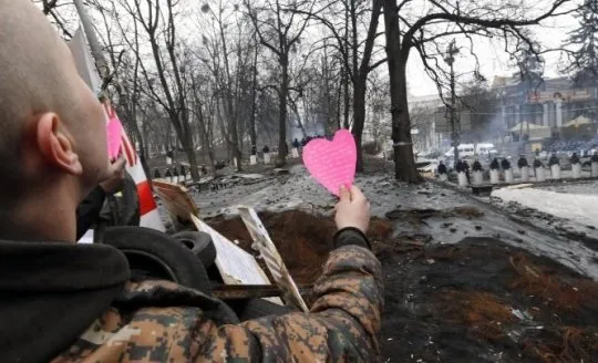 День закоханих на Євромайдані (Фоторепортаж) — фото 6