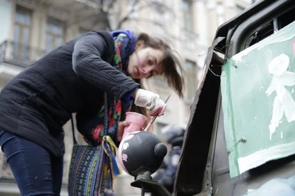 Активістки Майдану квітами розмалювали вантажівки силовиків (Фоторепортаж) — фото 2