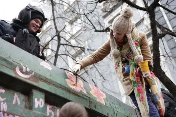 Активістки Майдану квітами розмалювали вантажівки силовиків (Фоторепортаж) — фото 4