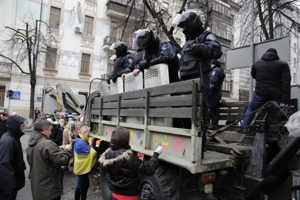 Активістки Майдану квітами розмалювали вантажівки силовиків (Фоторепортаж) — фото 9