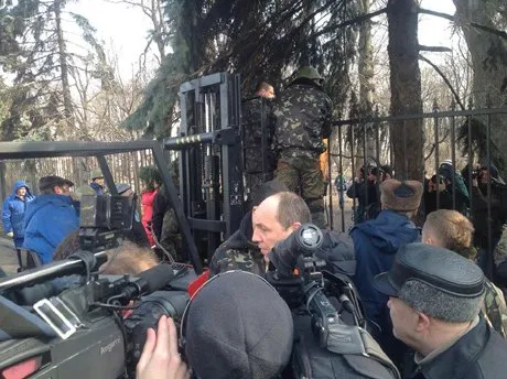 Олександр Турчинов дав доручення негайно демонтувати огорожу навколо парламенту — фото 1