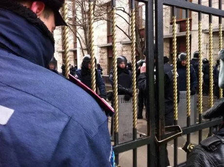 У Донецьку учасники «проросійського мітингу» пішли на штурм облдержадміністрації (Відео) — фото 1