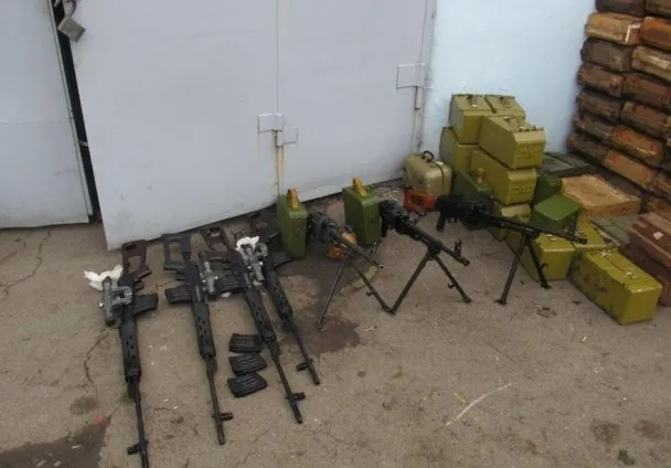 На кордоні з Росією українські прикордонники затримали три автомобілі зі зброєю та боєприпасами (Фото) — фото 1