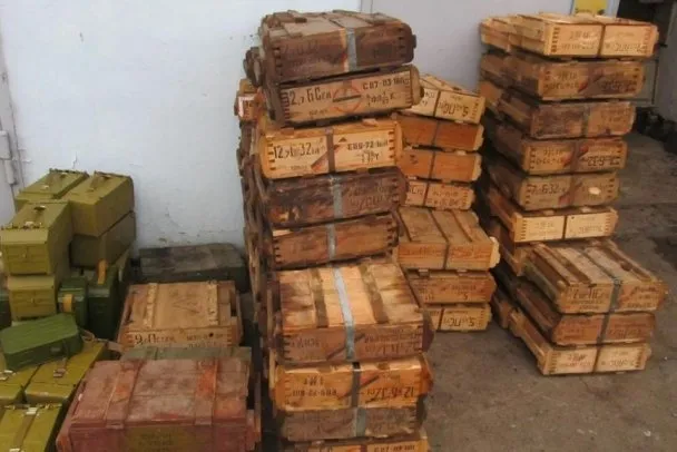 На кордоні з Росією українські прикордонники затримали три автомобілі зі зброєю та боєприпасами (Фото) — фото 2