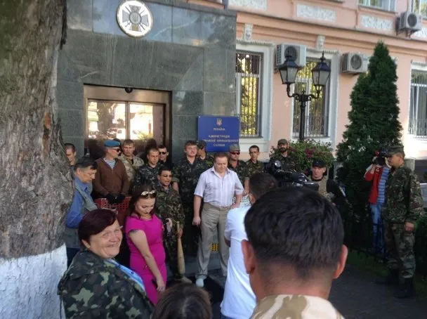 У Києві люди в камуфляжі намагаються штурмом взяти будівлю Держприкордонслужби (Фото) — фото 1