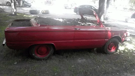 В одному з дворів у центрі Києва кинуте авто перетворили на справжню прикрасу (Фото) — фото 1