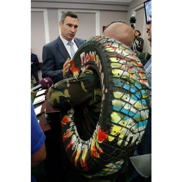 Кличкові подарували шину, а той у відповідь - боксерські рукавички (Фоторепортаж) + (Відео) — фото 2