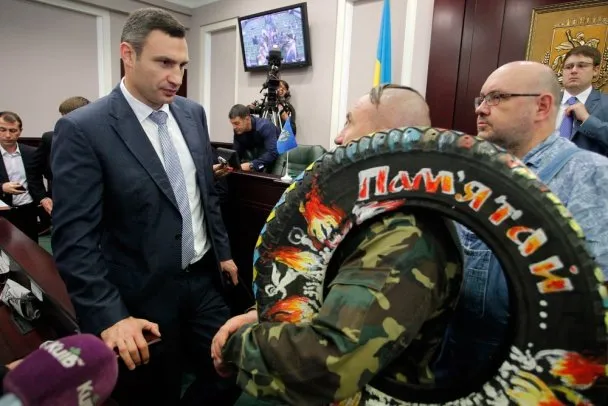Кличкові подарували шину, а той у відповідь - боксерські рукавички (Фоторепортаж) + (Відео) — фото 3