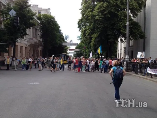 Вчора активісти перекрили рух вулицею Грушевського (Фото) — фото 1