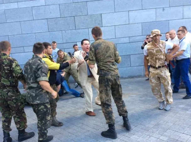 Біля стадіону «Олімпійський», відбулася сутичка активістів Майдану з міліцією (Фото) — фото 4