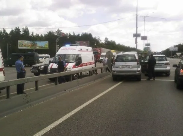 Водії на джипах посеред дороги влаштували розбірки та стрілянину (Фото) — фото 4