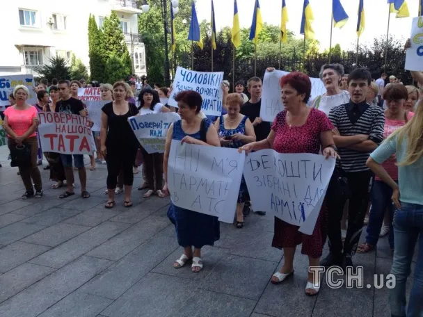 Молодиків, які прийшли під АП в камуфляжі і з плакатами, батьки військових проганяли воювати на Схід (Фото) — фото 5