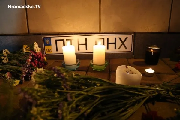 Кияни прийшли до будівлі посольства Нідерландів, щоб висловити своє співчуття з приводу авіакатастрофи (Фоторепортаж) — фото 1