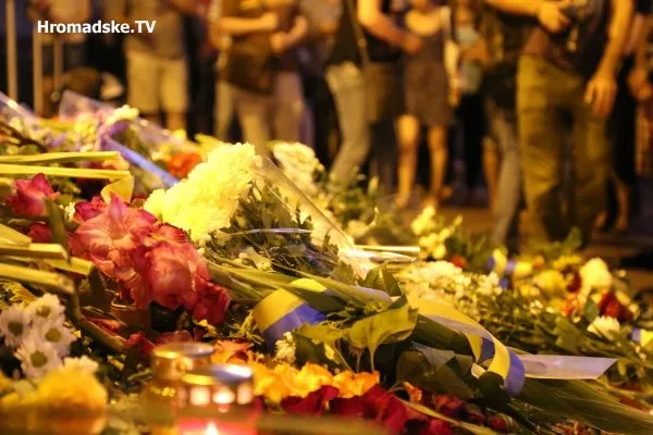 Кияни прийшли до будівлі посольства Нідерландів, щоб висловити своє співчуття з приводу авіакатастрофи (Фоторепортаж) — фото 2