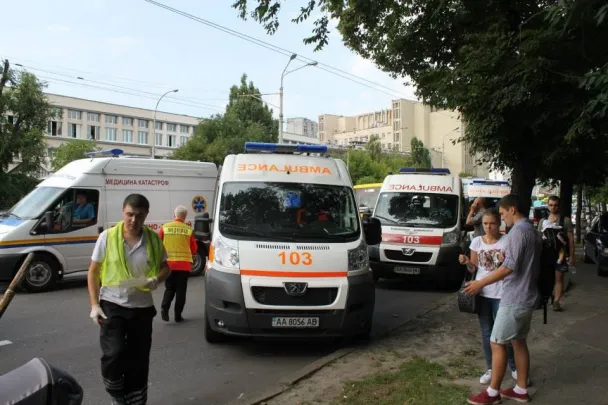 Жахливе ДТП у Києві. Маршрутка врізалась в стовп (Фоторепортаж) + (Відео) — фото 3