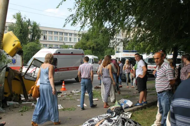Жахливе ДТП у Києві. Маршрутка врізалась в стовп (Фоторепортаж) + (Відео) — фото 4