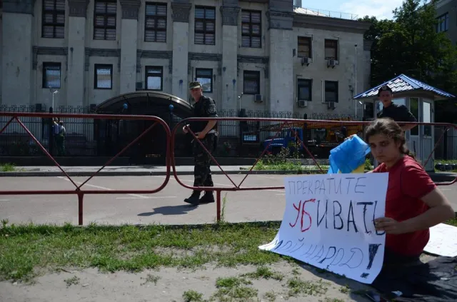 У Києві під посольством Російської Федерації проводиться одиночний пікет проти війни на Донбасі (Фото) — фото 1