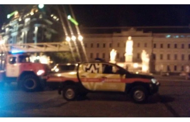 Цієї ночі в центрі Києва на Михайлівській площі невідомі підпалили намети (Фото) + (Відео) — фото 3