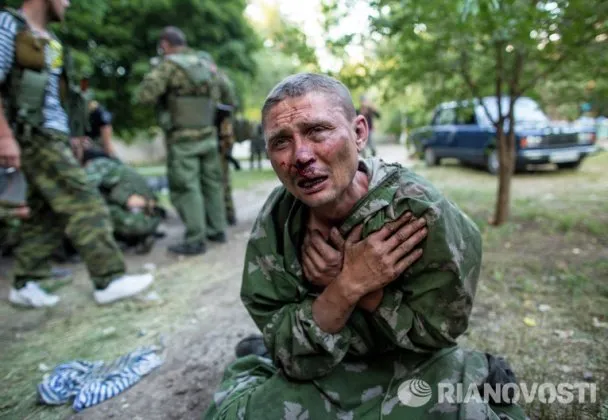 Терористи вихваляються фотографіями, на яких вони позують поруч із трупами українських військових (Фоторепортаж) + (Відео) — фото 1