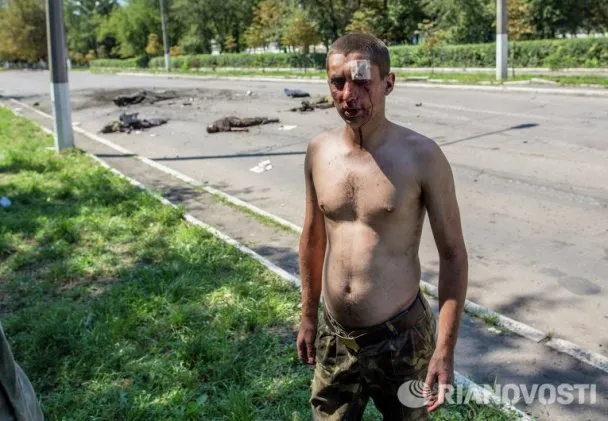 Терористи вихваляються фотографіями, на яких вони позують поруч із трупами українських військових (Фоторепортаж) + (Відео) — фото 4