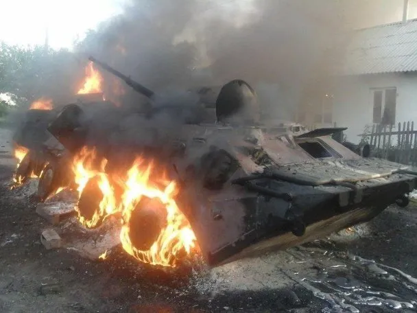 Терористи вихваляються фотографіями, на яких вони позують поруч із трупами українських військових (Фоторепортаж) + (Відео) — фото 9