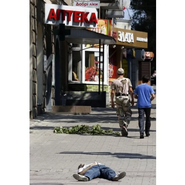Шокуючі фото Донецька. Трупи на дорозі та зруйновані будинки (Фоторепортаж) — фото 6