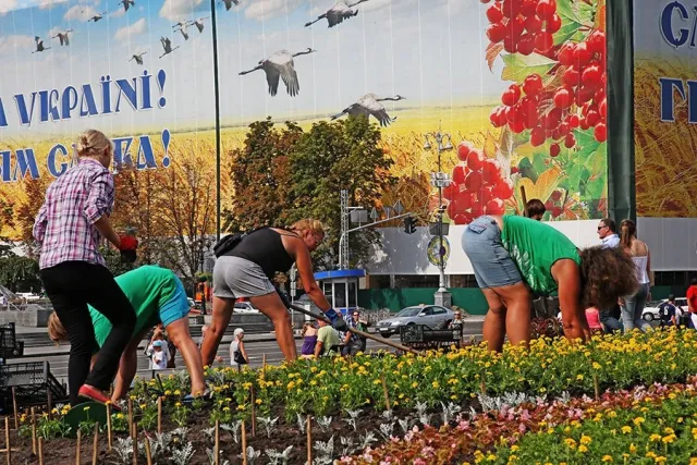 Комунальники взялися за Майдан - відмивають асфальт з милом перед Днем Незалежності (Фото) — фото 1
