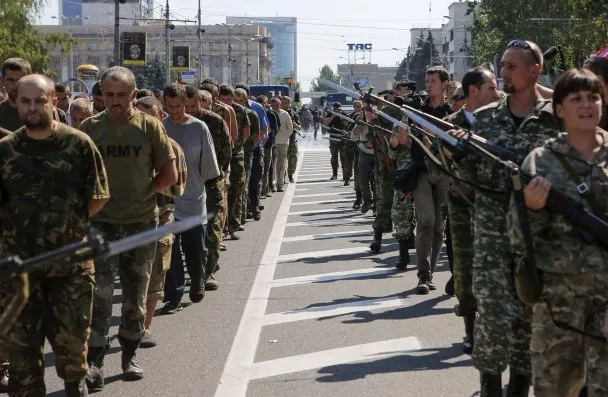Терористи познущалися над українськими полоненими, провівши їх центром Донецька (Фото) + (Відео) — фото 1