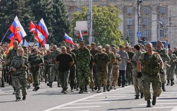 Терористи познущалися над українськими полоненими, провівши їх центром Донецька (Фото) + (Відео) — фото 3