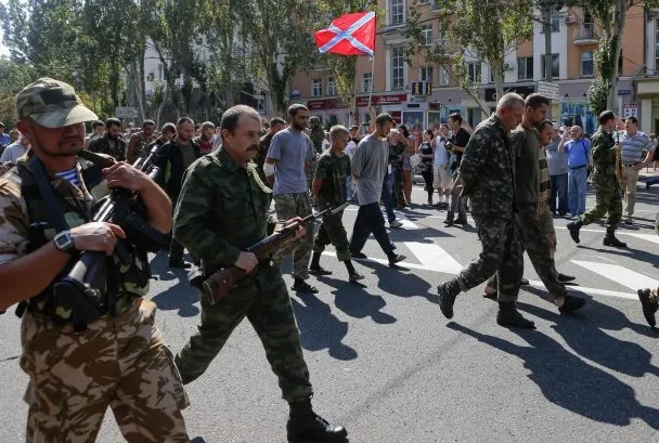 Терористи познущалися над українськими полоненими, провівши їх центром Донецька (Фото) + (Відео) — фото 4