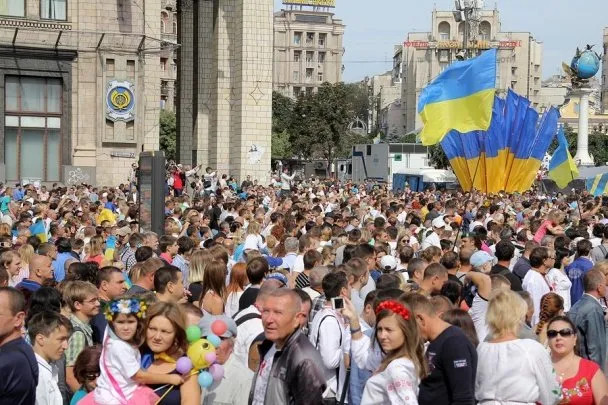 У День Незалежності у Києві від Контрактової до Софіївської площі пройшов парад вишиванок (Фоторепортаж) — фото 1