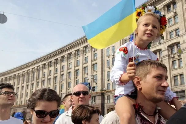 У День Незалежності у Києві від Контрактової до Софіївської площі пройшов парад вишиванок (Фоторепортаж) — фото 2