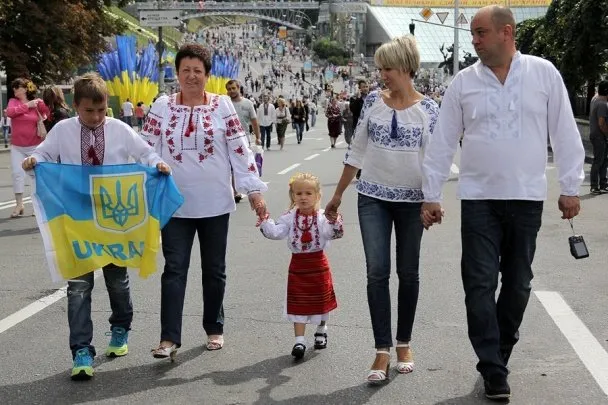 У День Незалежності у Києві від Контрактової до Софіївської площі пройшов парад вишиванок (Фоторепортаж) — фото 3