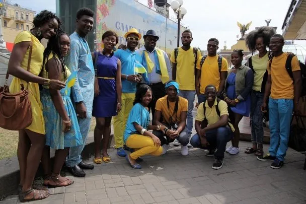 У День Незалежності у Києві від Контрактової до Софіївської площі пройшов парад вишиванок (Фоторепортаж) — фото 4