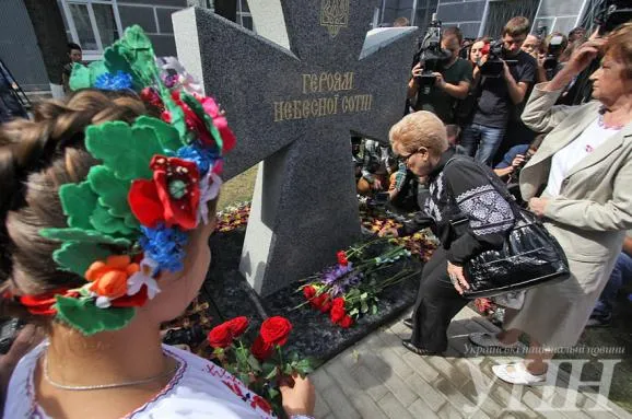 В центрі Києва відкрили ще один пам’ятник Героям Небесної Сотні (Фото) — фото 3