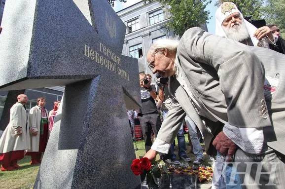 В центрі Києва відкрили ще один пам’ятник Героям Небесної Сотні (Фото) — фото 4