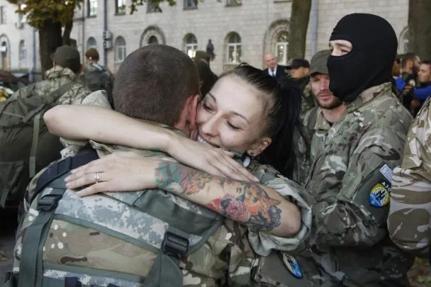 У Києві рідні та близькі бійців з батальйону «Азов» зустрілися з хлопцями, які повернулися із зони АТО (Фоторепортаж) — фото 4