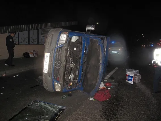 У Києві автобус врізався у автівку з даішниками: 8 травмованих (Фото) + (Відео) — фото 1