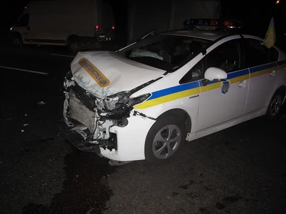 У Києві автобус врізався у автівку з даішниками: 8 травмованих (Фото) + (Відео) — фото 2