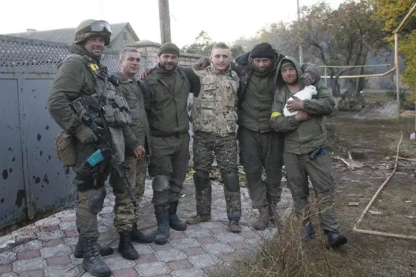 Волонтери показали обличчя «кіборгів», які борються за Донецький аеропорт (Фоторепортаж) — фото 1