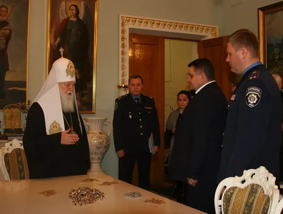 У Володимирському соборі зухвалий грабіжник поцупив багато золота з чудотворної ікони (Відео) — фото 1