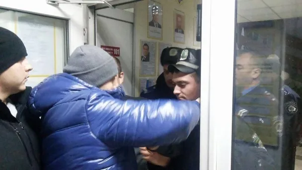 Міліція побила хлопця, який хотів почепити плакат проти Порошенка (Фото) — фото 5