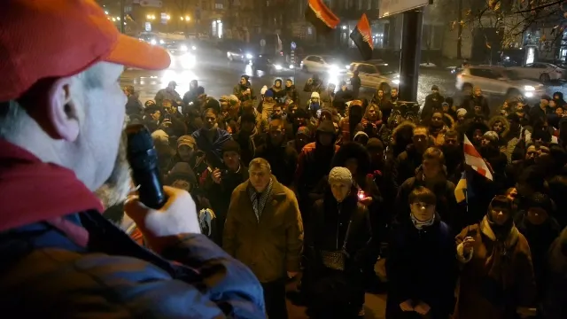 На столичному Майдані Незалежності пом'янули перших жертв з Небесної сотні (Фоторепортаж) + (Відео) — фото 7
