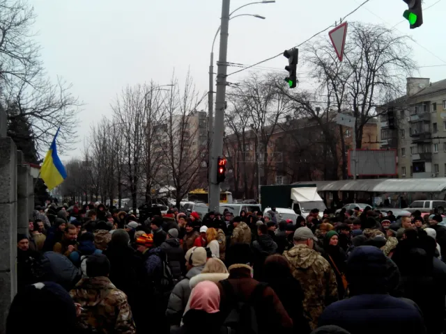 Мітингувальники перекрили рух на Повітрофлотському проспекті (Відео) — фото 1