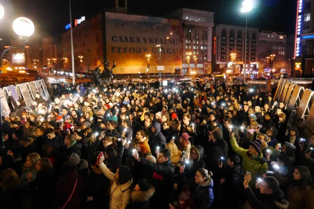 У Києві кілька тисяч людей вшановували пам`ять лідера українського гурту «Скрябін» Андрія Кузьменка (Фото) + (Відео) — фото 3