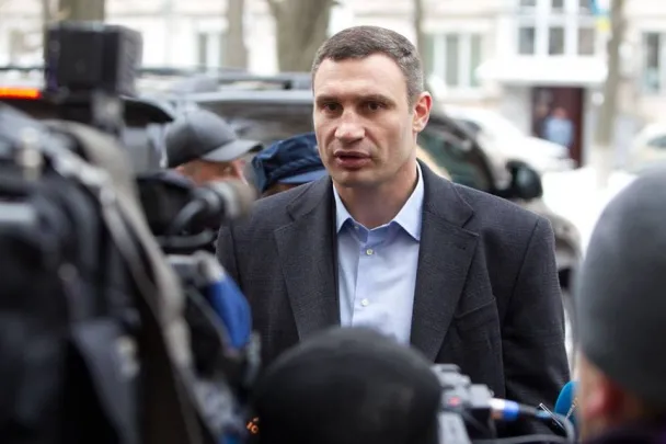 Віталій Кличко перевірив бомбосховища, заглянув у кіоск з булочками та проїхався у метро (Фото) — фото 2